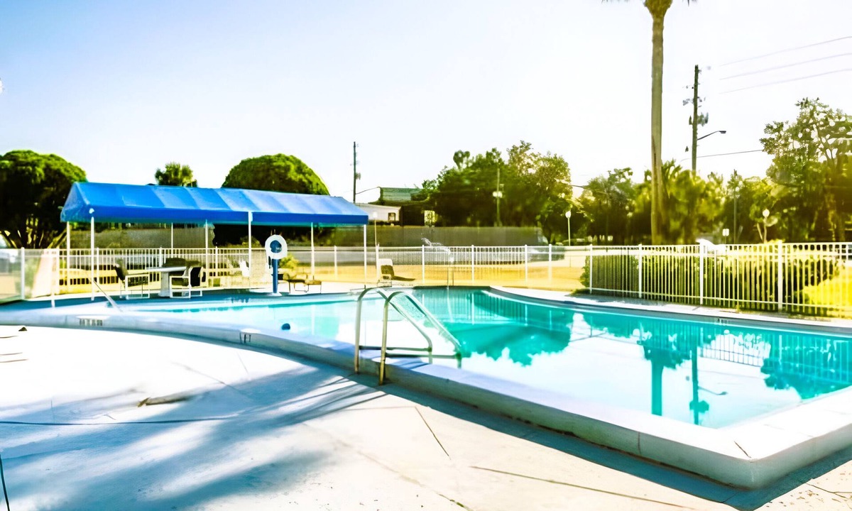 Silver Springs Hotel | 3 Clean & Pet-Friendly Rooms with Free Parking and Near Ocala Golf Club