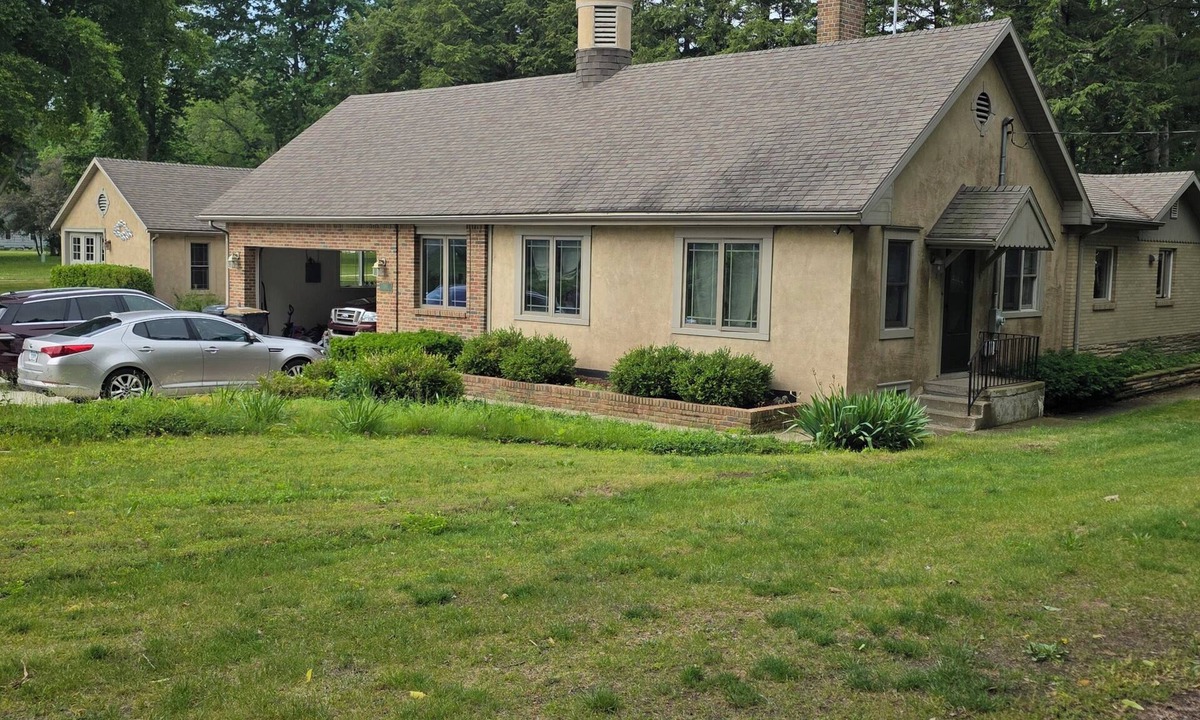 Shoreham House | 5 acres, Lake access, boat ramp, sand beach, 4 car garage, 20 min.to IN/MI bor