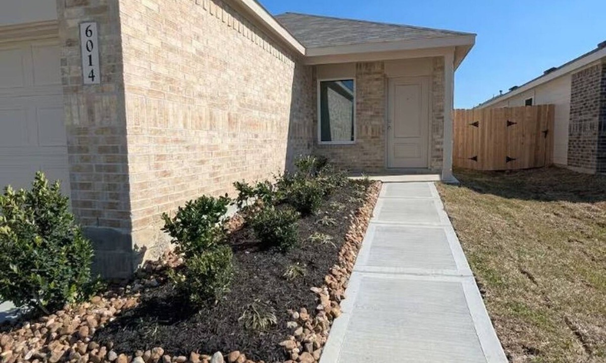 Humble House | Brand New Built Modern Oasis-8 Minutes from IAH Airport and restaurants/stores.