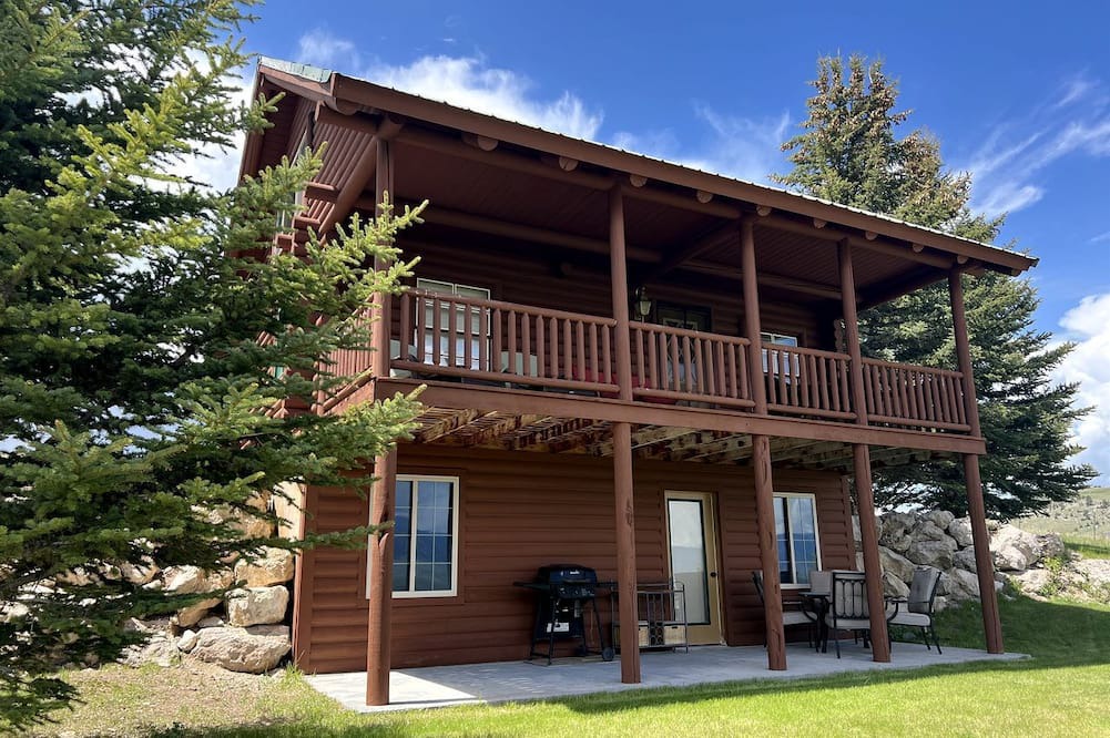 Shining Mountains Cabin | Charming Cabin with Spectacular Mountain Views near Madison River in Ennis, Montana