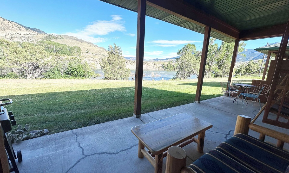 Gardiner Cabin | Charming Riverside Cabin on Yellowstone River - 2 Bedrooms & 2 Bathrooms, Relax