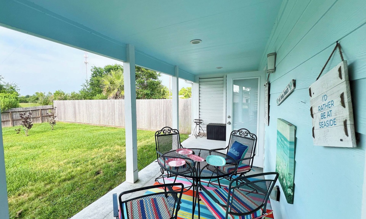 Dickinson House | Coastal Living/Pet Friendly/Porch & Fenced Backyard-Galveston/Kemah/NASA