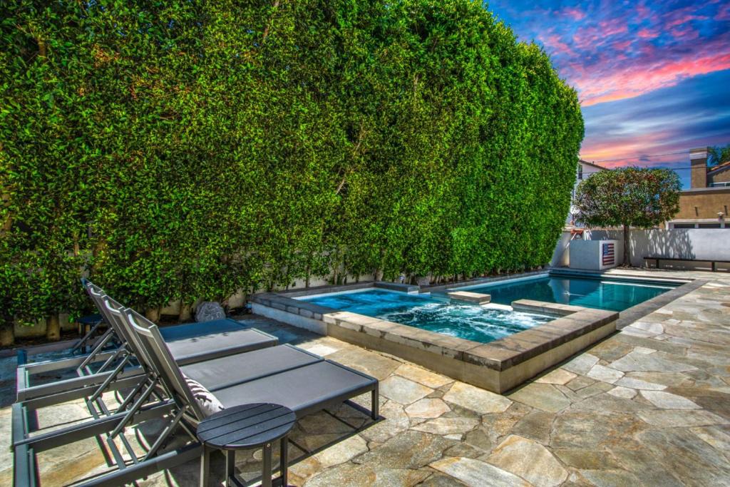 Huntington Beach House | Coastal Paradise . Steps to the beach . Pool . Hot Tub