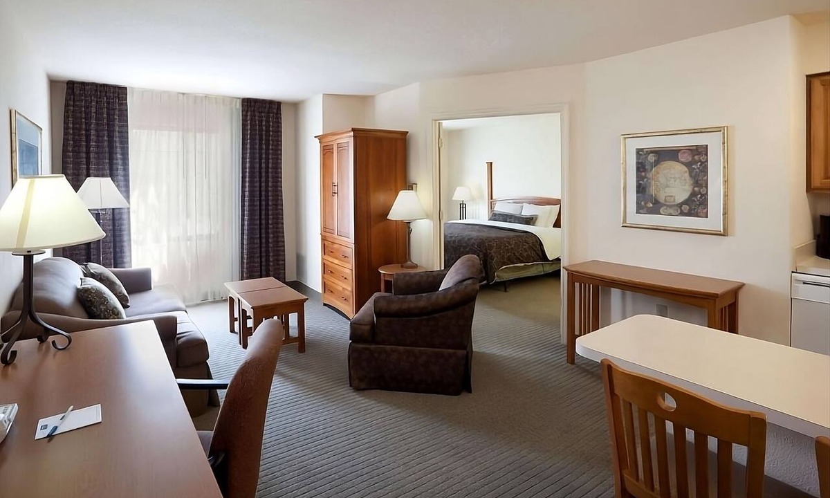 Vance Jackson Apartment | Convenient Accommodation w/Fully-equipped Kitchen | Free Breakfast