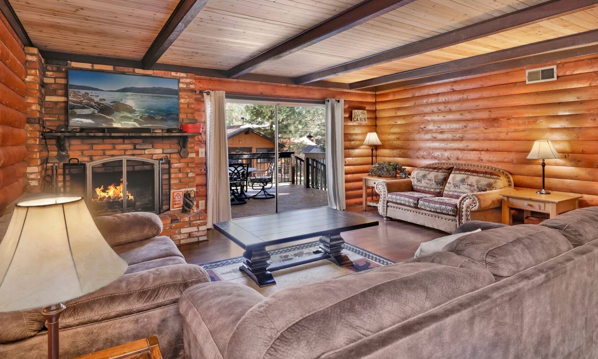 Big Bear City Ski Chalet | Cuddle Bear's Cabin- Cozy Log Cabin- Pool Table