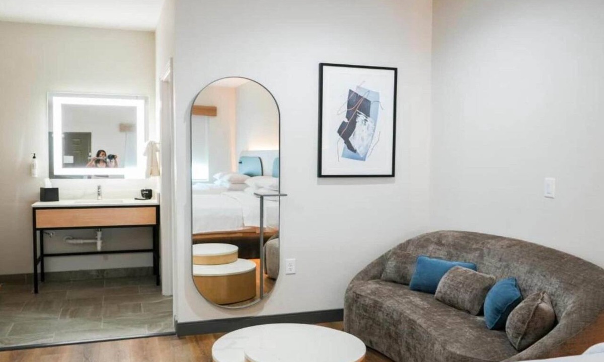 Port Aransas Apartment | Deluxe Single King Room with Sofa Bed