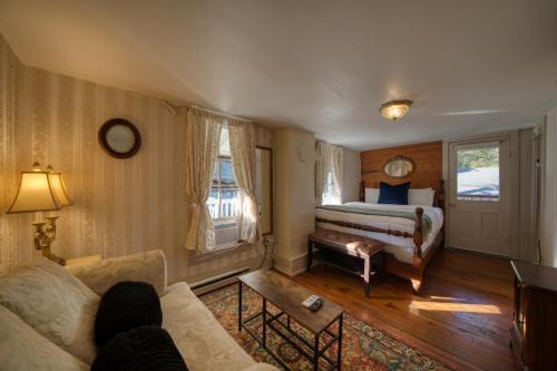 Eureka Springs Historic District House | Downtown Four Poster Piedmont