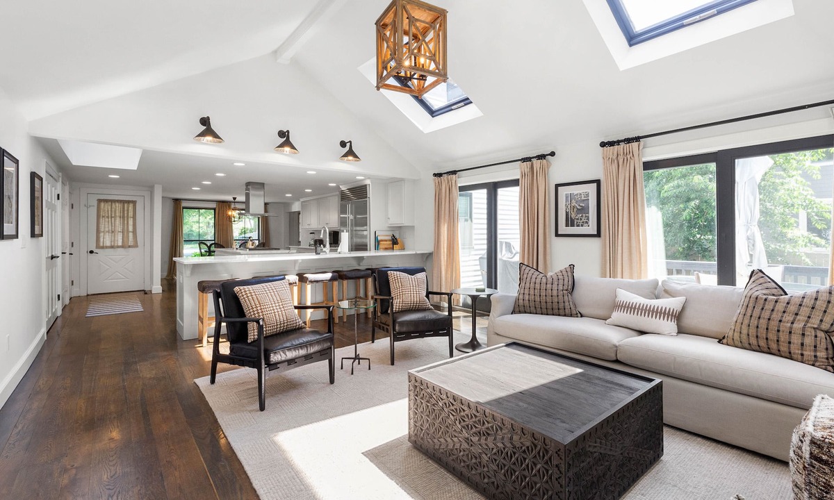 Andover House | Elegant Downtown Retreat 5 Bedrooms & First Floor Primary Suite
