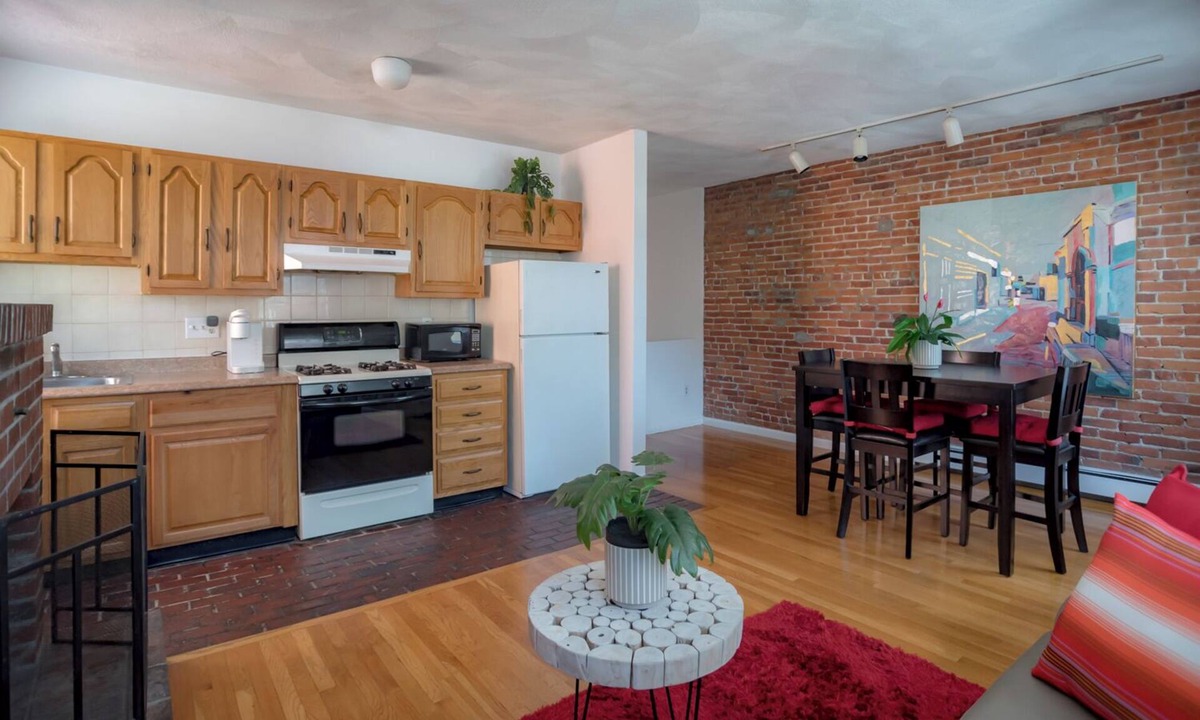 Dudley Square House | Furnished 3- Bedrooms near Hospitals & Universities in vibrant Boston w/Wifi.