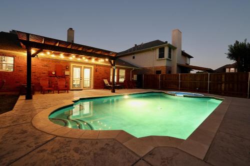Flower Mound House | Gorgeous 4 bedroom 2,5 bath Home with Heated Pool, Spa & Game Room close to DFW Airport and 35 mins from Dallas Stadium - Great for World Cup Fans !
