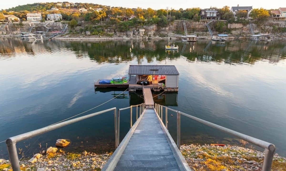Briarcliff House | Lake Travis Private Dock + Boat Slip + Hot Tub