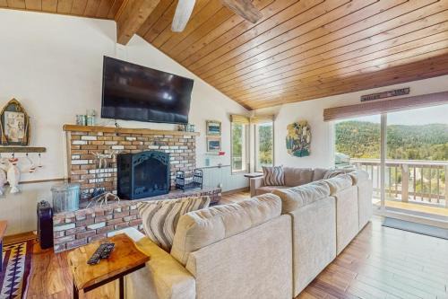 Crestline House | Lake View Magic
