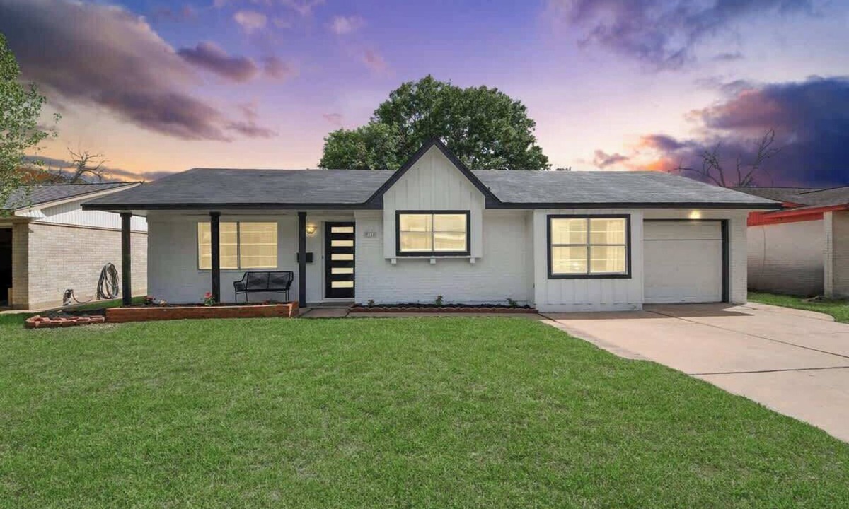 Southbelt/Ellington House | Modern Brick Retreat/Fresh Atmosphere
