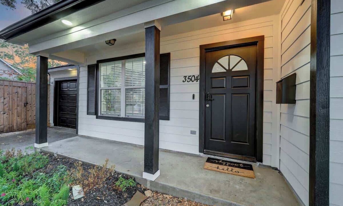 South Central Houston House | Modern Houston Retreat 4BR Near Toyota Center w Hot tub.