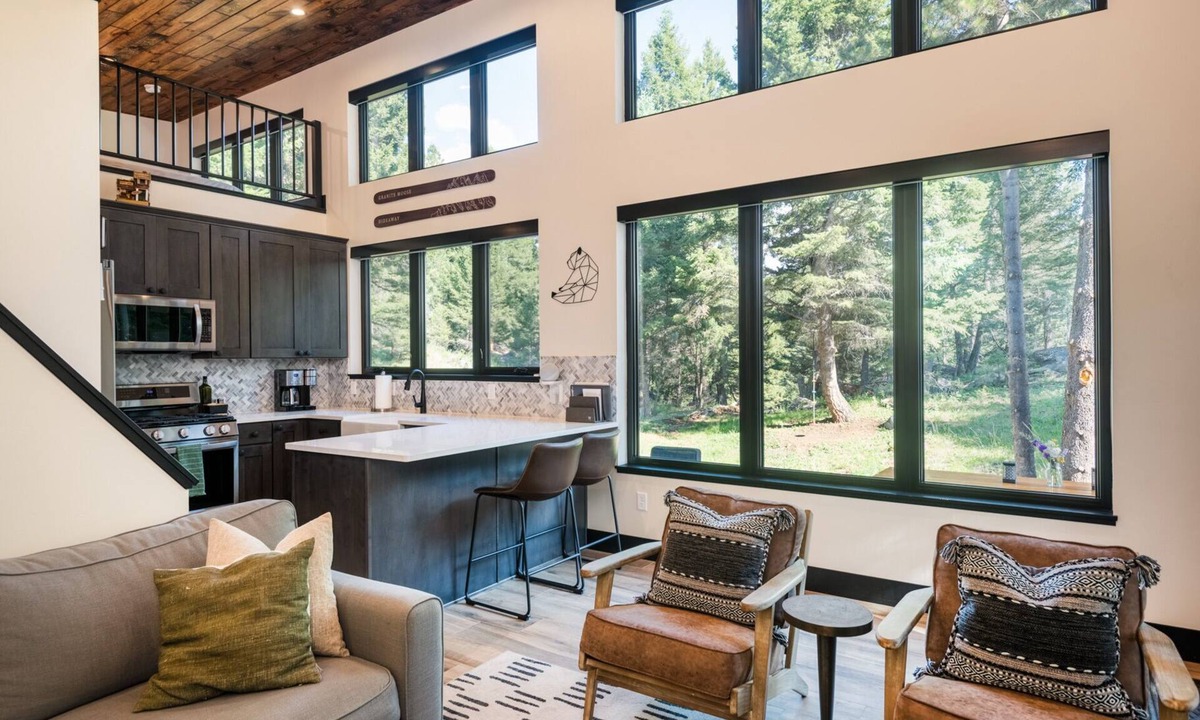 Philipsburg Cabin | Romantic, Private Cabin with hot tub for couples. 7 minutes to Philipsburg
