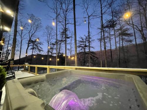 Stanton House | Romantic Secluded Hot Tub, Stargazing, Mt View