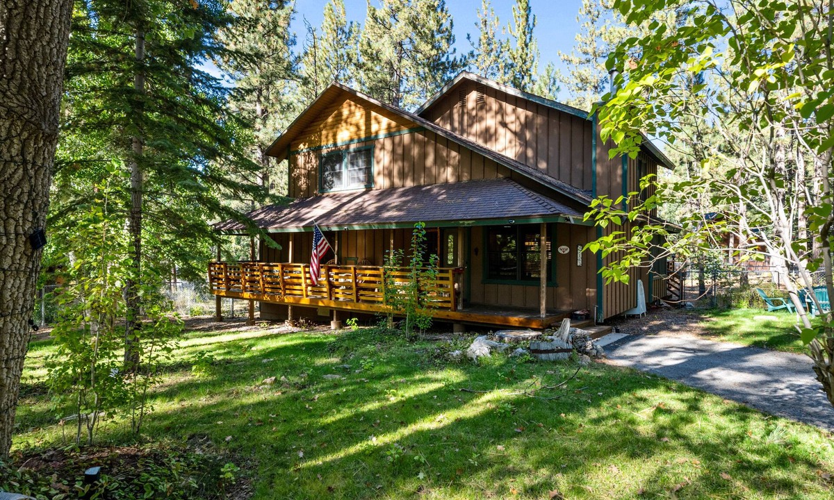 Evergreen Estates Cabin | Starlight Summit -Walk to Slopes, Hot Tub, Pool Table