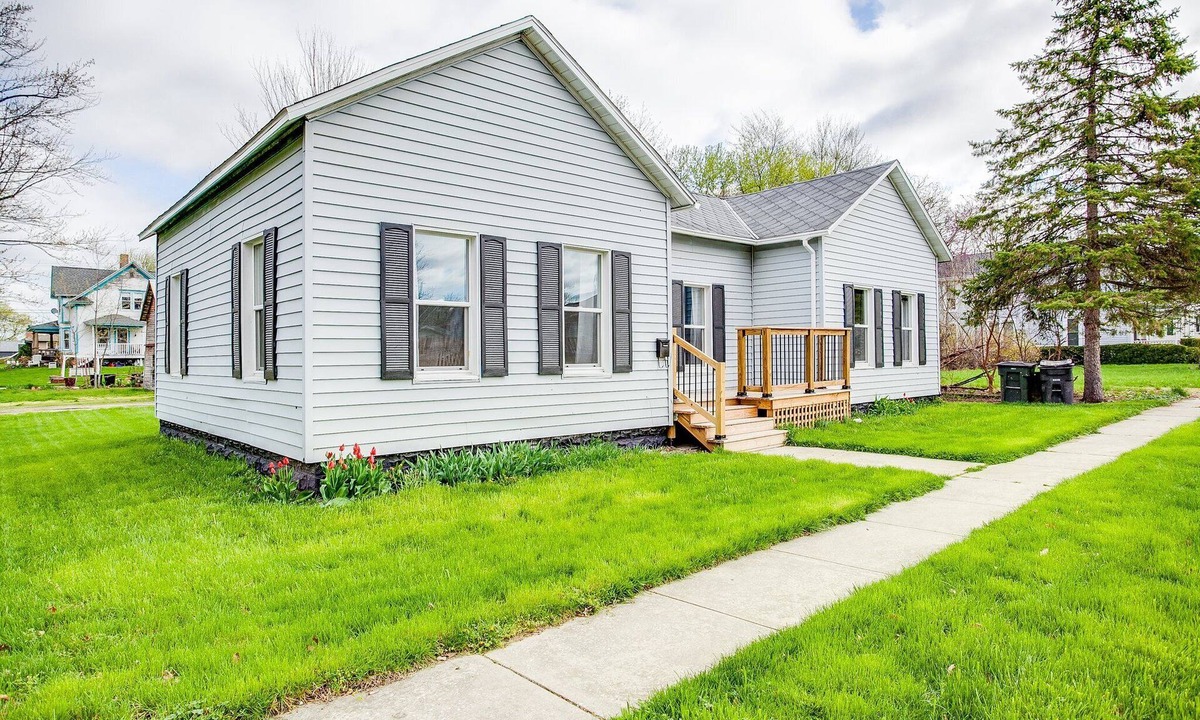 Three Oaks House | Steps to Journeyman - Cozy Stay - Fast Wi-Fi - Pets OK - Near Lake Michigan
