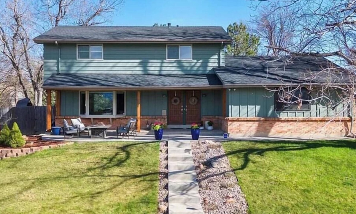 Littleton House | Stunning Family Home —Mountain & Golf Course Views