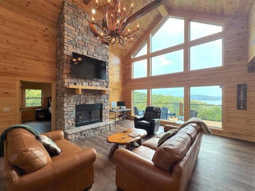 Sylvan Shores House | Stunning Lake Views · 3BR Cabin · Eureka Springs