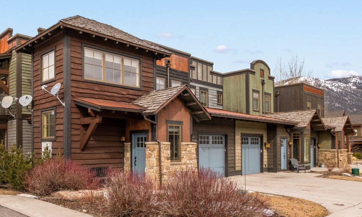 Big Sky House | Stunning, Modernized Town Center Home! Hot Tub! 15 Min Drive to Resort!