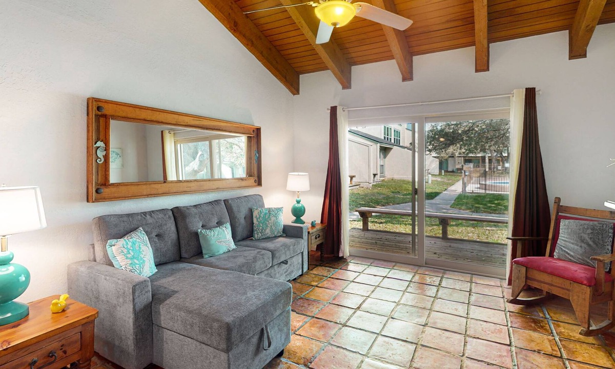 Sailhouse Condo | Stylish Bayside Retreat: Pool, Tennis, Boat Launch – Near Dining & Shopping
