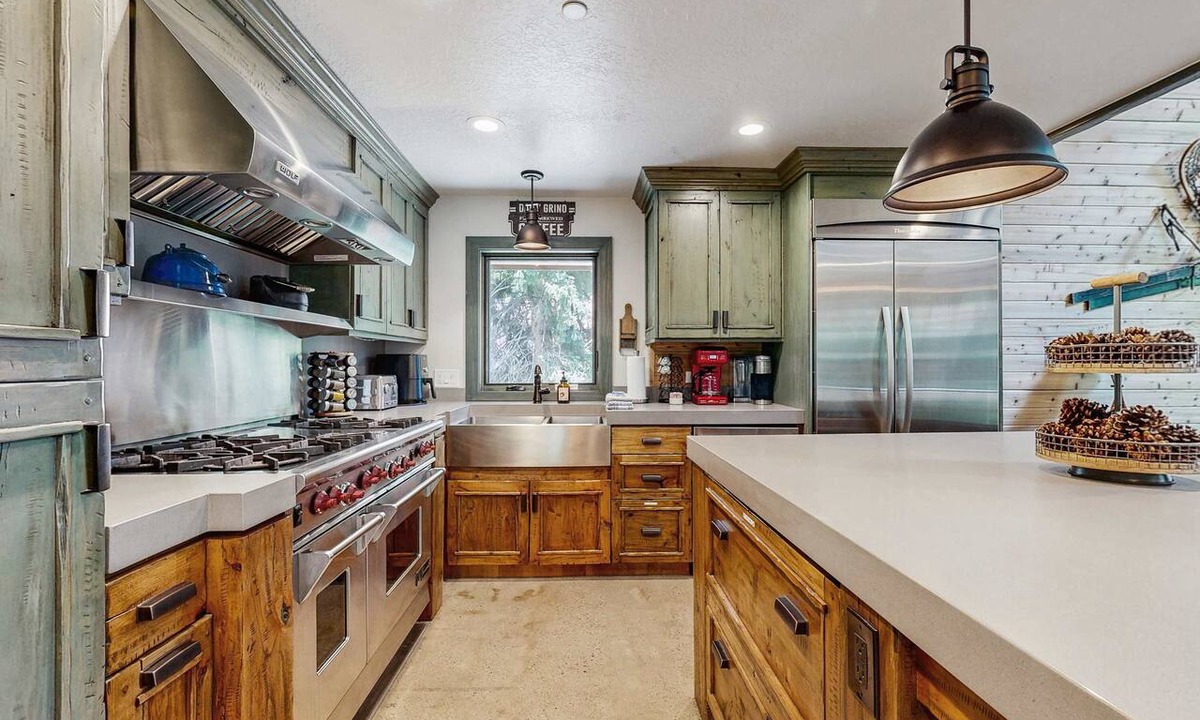 Salt Lake Mountain Resorts Cabin | The Silverstrike mountain cabin with hot tub, in Brighton