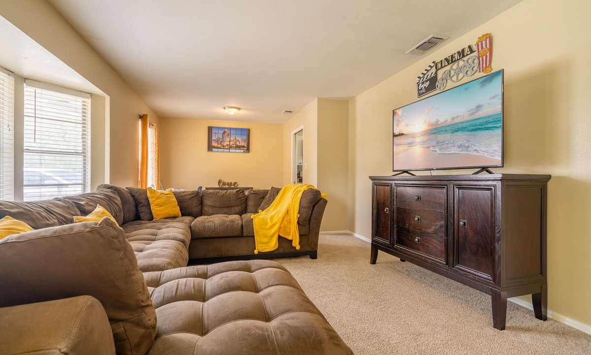 Live Oak House | VacayFunHouse between SA&New Braunfels w/King Bd