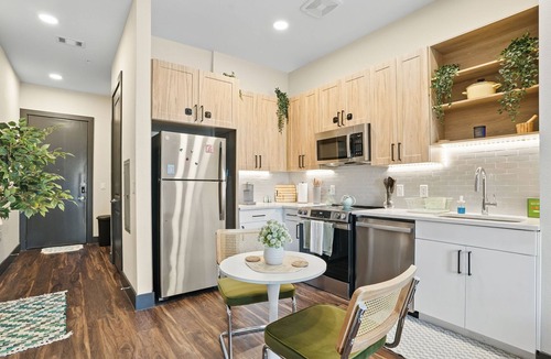 North Burnet Apartment | 12min Downtown 6min Domain Pool Free Parking