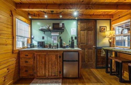 McArthur Cabin | 16mi from Hocking Hills, hot tub, Twin pond, bbq
