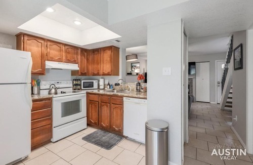 South Lamar Apartment | 2 Miles to DT Updated Pet-Friendly Home for Four