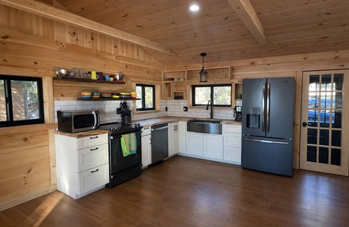 Hudson House | 3 Bedroom Waterfront Cabin on Little Pushaw Pond