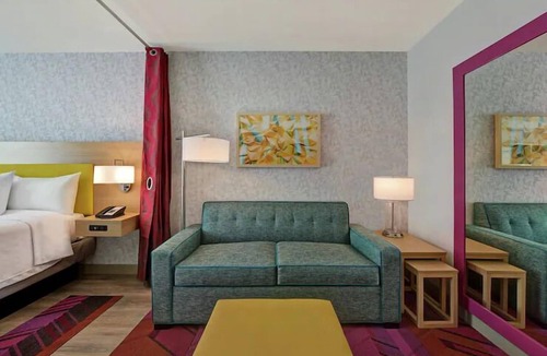 West Palm Beach Hotel | 3 Bright King Studios w/BBQ & Breakfast, 4mi Cox Science Aquarium WPB Area