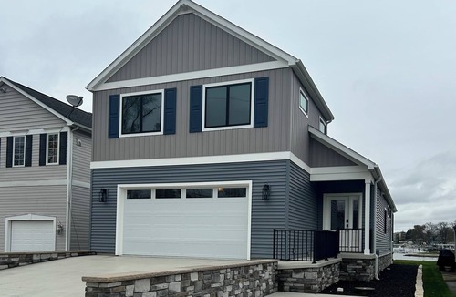 Syracuse House | 4-bedroom house on Lake Wawasee with a stunning, screened in porch!