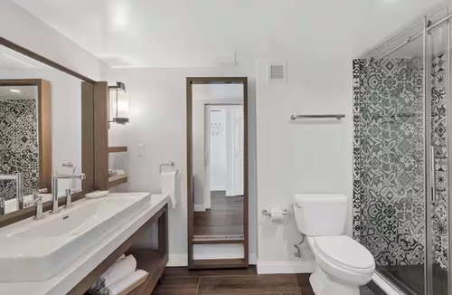 Rock Harbor Hotel | 4 Waterfront Suites w/2 Queen Beds | Pool & Beach