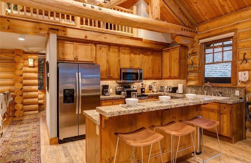 Wilson Cabin | Abode at Moosehead Cabin, walk to skiing, hot tub