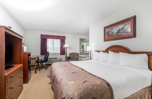 Marshfield Hotel | Baymont by Wyndham Marshfield