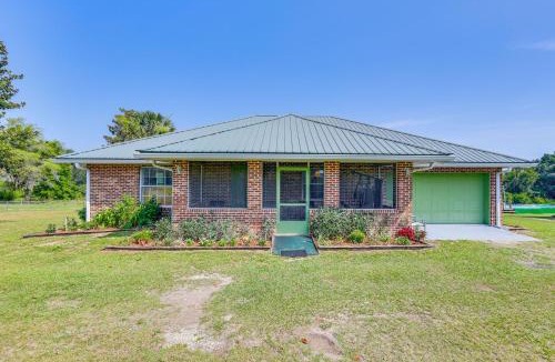 Edgar House | BBQ Ready: Hawthorne Home w/Screened-In Patio