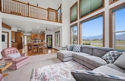 Corvallis House | Bitterroot Farmhouse with Panoramic Views