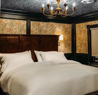 Tomahawk Resort | Bootleggers Lodge on Lake Nokomis