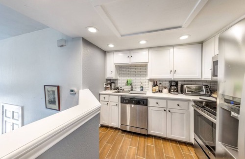 Old Enfield Condo | Bright Central Austin Loft - Workspace + Covered Parking