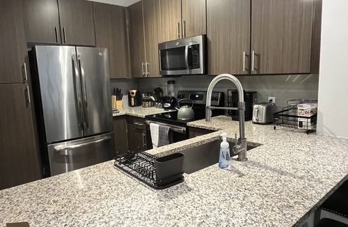 Houston Apartment | Business-Ready Haven/Near IAH, Gym, Pool & Parking