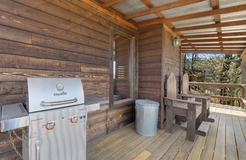 Eureka Springs House | Cabin w/King Bed, Jacuzzi + View