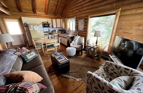 Shining Mountains Cabin | Charming Cabin with Spectacular Mountain Views near Madison River in Ennis, Montana
