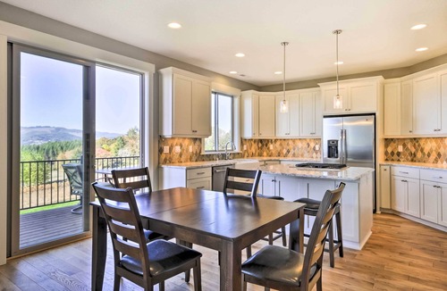 Gaston House | Chic Willamette Valley Home w/Deck & Vineyard!