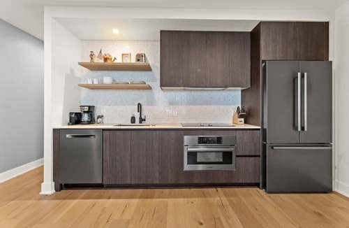 Rainey Street Historic District Condo | Close to Rainey St | Heated Pool | Gym | Fireworks