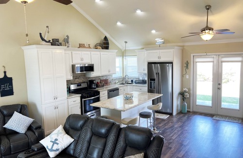 Dickinson House | Coastal Living/Pet Friendly/Porch & Fenced Backyard-Galveston/Kemah/NASA