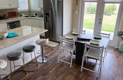 Dickinson House | Coastal Living/Pet Friendly/Porch & Fenced Backyard-Galveston/Kemah/NASA