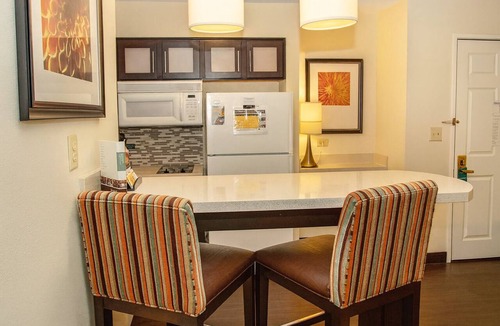Vance Jackson Apartment | Convenient Accommodation w/Fully-equipped Kitchen | Free Breakfast