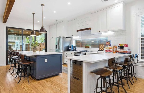 Holly House | Cowboy Pool, Putting Green - Mins to Downtown